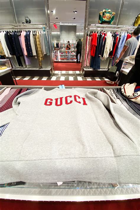 outlet online gucci prezi|gucci outlet west property.